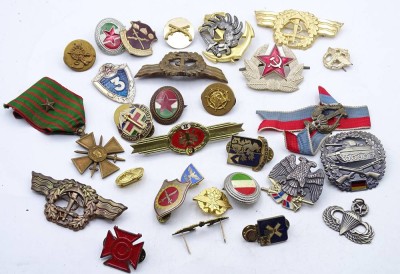 Auktion <br>Konvolut Pins, Anstecker etc. [1]