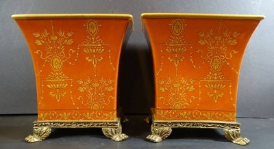 Auktion <br>Paar grosse eckige Blumenübertöpfe