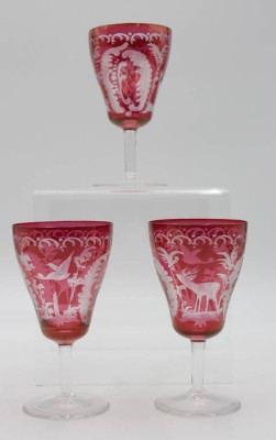 Auktion <br>3x Gläser auf Stand, rot gebeitzt, Barockschliff u. Wilddarstellungen, je ca. H-12,7cm. [1]
