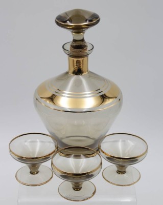 Auktion <br>Karaffe mit 3 Gläsern, wohl 40/50er Jahre, Rauchglas mit Goldrand, 1x Glas mit Chip, ca. H-21cm u. 4,8cm. [1]