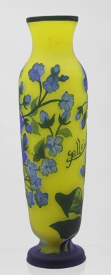 Auktion <br>Vase, Tip Gallé, florales Dekor, blau/gelb, H-28cm. [1]