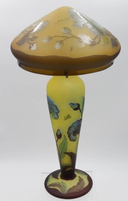 Auktion <br>Tischlampe, bez. Gallé, alte Porzellanfassung, original???, geätzt und geschnittenes Jugendstildekor, Kabel fehlt, H-47cm D-25cm. [1]