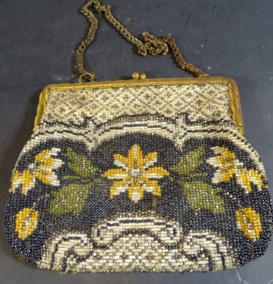 Auktion <br>kl. Abendtasche mit Perlstickerei, wohl 19.Jhd? 13x16 cm, Gebrauchsspuren [1]