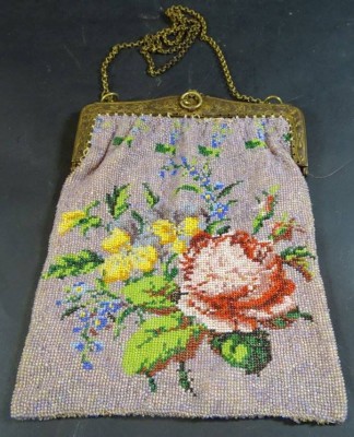 Auktion <br>kl. Handbeutel mit Perlstickerei, wohl 19.Jhd? eine Naht oben am Rand gelöst [1]