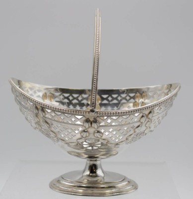 Auktion <br>Henkel-Schale auf Stand, London um 1927, Sterling, 164,9gr., H- ohne Henkel 9,5cm B-14,5cm [1]