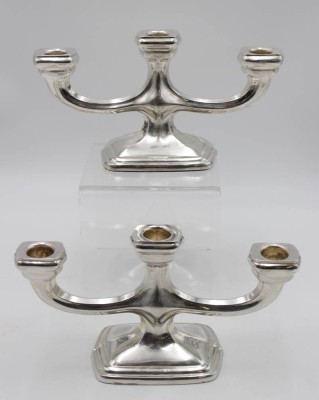 Auktion <br>Paar 3flammige Leuchter, Sterling, je gefüllter Stand, zus. ca. 914gr., je H-14cm B-28cm. [1]