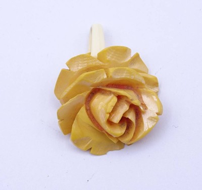 Auktion <br>geschnitzte Erbacher Rose, Kunststoff?, L. 3,3cm [1]