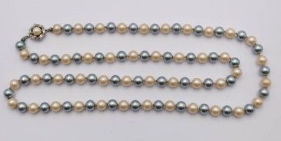 Auktion <br>Modeschmuck-Perlenkette, 2farbig, ca. L-80cm. [1]