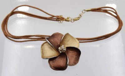 Auktion <br>2x Halsketten mit gr. floralen Anhängern, Lederbänder, ca. D-5cm, L-38cm. [1]