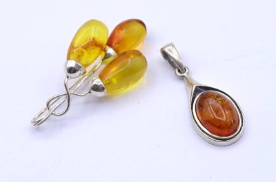 Auktion <br>Bernstein Brosche und Bernstein Anhänger, Silberfassungen, zus. 3,7g., L. 2,9 und 3,5cm [1]