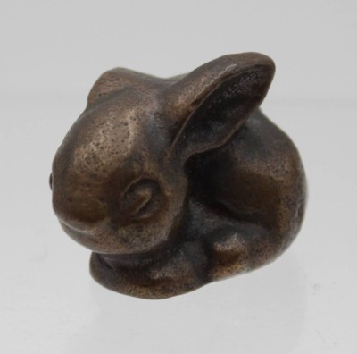 Auktion <br>kl. Bronze-Hase, ca. H-3,5cm. [1]