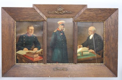 Auktion <br>ERINNERUNGSBILD „DER ALTE KURS“, farb. Lithografien Kaiser Wilhelm I., Fürst Bismarck u. GFM Graf Moltke, gerahmt/Glas, RG 38 x 60cm. [1]