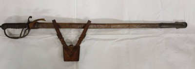 Auktion <br>alter Säbel in Lederscheide, undeutl. gemarkt, Altersspuren, ca. L-105cm. [1]