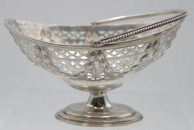 Auktion <br>Henkelschale auf STand, Sterling, Thomas Bradbury & Sons Ltd, Sheffield, ca. 151gr., H- 9cm B-14,5cm., [1]