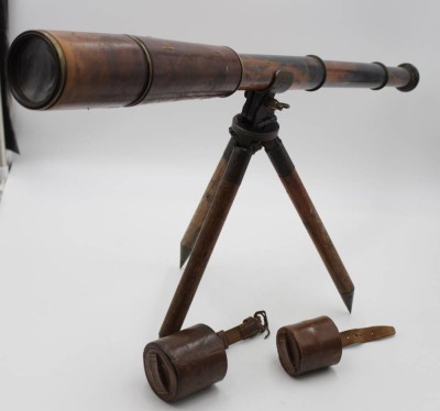 Auktion <br>altes Teleskope auf Stand, R. & J. BECK Ltd. LONDON 1917 No. 4839, Optik klar, Gehäsue mit Alters-u. Gebrauchsspuren, ca. L-92cm ausgezogen, H- mit Stand 37cm. [1]