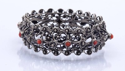 Auktion 370<br>Filigranes Silber Armband mit Koralle, Silber gepr, Stift fehlt, B. 2,2cm, 39,5g. [1]