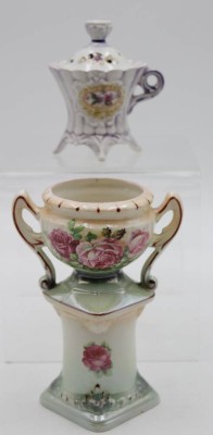 Auktion <br>kl, Zierdose sowie kl. Vase auf Stand,  älter, ca. H-16cm u. 11cm. [1]