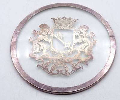 Auktion <br>Glas Untersetzer mit Silberrand und Silberwappen 