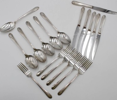 Auktion <br>Besteck für 6 Personen, Rogers, versilbert, je 6x Gabeln, Messer, Esslöffel sowie 12x Kaffeelöffel, um 1910/20, Messer L-23cm. [1]