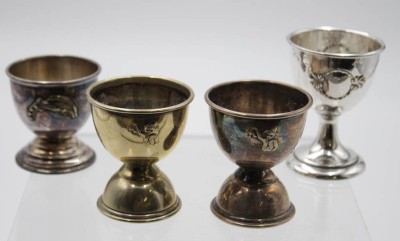 Auktion <br>4x Eierbecher, 3x versilbert 1x Alpacca, Größter H-6,5cm. [1]