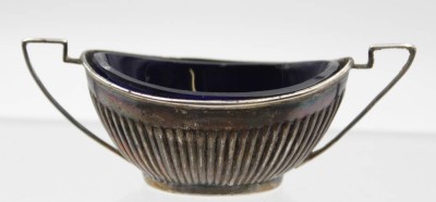 Auktion <br>Saliere, England, Sterling, blauer Glaseinsatz, Alters-u-Gebrauchsspuren, ohne Glas 28gr., H-4cm B-10cm. [1]