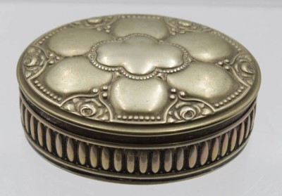 Auktion <br>kl. ovale Dose um 1920, Herz-Alpacca, H-2,8cm, B-7cm. [1]