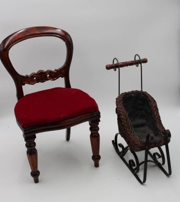 Auktion <br>Puppenstuhl und kl. Puppen-Schlitten, Stuhl H-43cm , Schlitten H-30cm. [1]