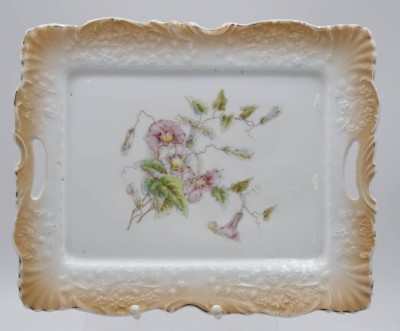 Auktion <br>kl. Tablett um 1900, florales Dekor, restauriert und bestossen, ca. 28,5 x 22,5cm. [1]