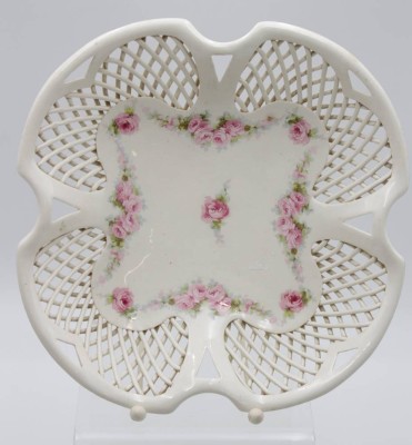 Auktion <br>Korbschale auf 4 Füssen, Max Roessler, Rosendekor, H-6,8cm B-26,5cm. [1]