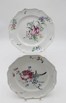 Auktion <br>Paar Teller, älter, florale Bemalung, an den Rändern bestossen, gemarkt, D-24cm. [1]