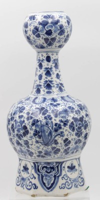 Auktion <br>Vase, wohl Frankfurt, 18,Jhd?, blaues Dekor, Stand mit Glasurabplatzern, H-34cm. [1]