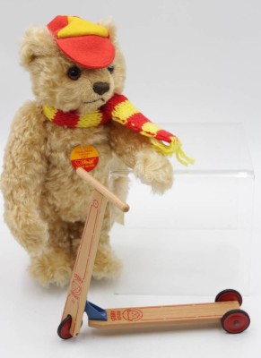 Auktion <br>Steiff-Teddy mit Holzroller, orig. Karton, Nr. 00525, ca. H-30cm. [1]