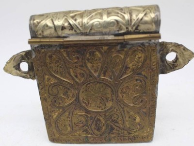 Auktion 369<br>Gürteltasche aus Metall (Messing?), tw verilbert, wohl Zentralasien, ca. 16x12 cm [1]