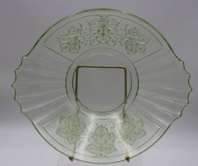 Auktion <br>Art-Déco Schale, wohl Uranglas, Weinlaubrelief, Rand 1x bestossen, H-7,5cm ca. D-30cm [1]