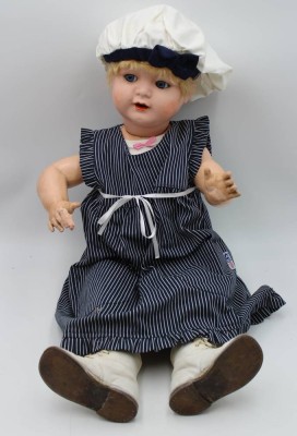 Auktion <br>Puppe, Kämmer & Reinhardt, Masse, Schelmenaugen, offener Mund mit Zähnchen, Perücke aufgeklebt, Körper mit Altersspuren, H-66cm. [1]