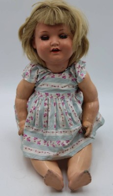 Auktion <br>Puppe, König & Wernicke, Nr. 777, bespielte Erhaltung,  Kopf wohl Celluloid, Schlafaugen, offener Mund mit Zähnchen, ca. H-55cm. [1]