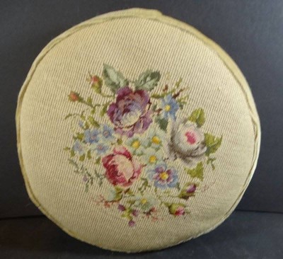 Auktion <br>kl. Fusskissen oder ähnliches, mit Gobelin-Stickerei,, H-7 cm, D-28 cm [1]