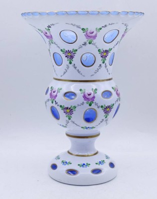 Auktion <br>Böhmische Überfang Glasvase, Blumenmalerei, H. 21,5cm [1]
