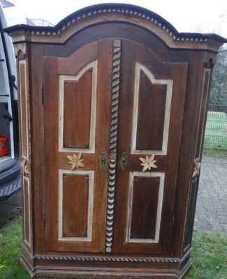 Auktion <br>grosser Bauernschrank, Weichholz unter Farbe, Kerbschnitzerei, orig. Schloss und Schlüssel, innen dat. 1884, H-200cm B- ca. 144cm T-ca. 55cm, leicht restaurierungsbedürftig. [1]