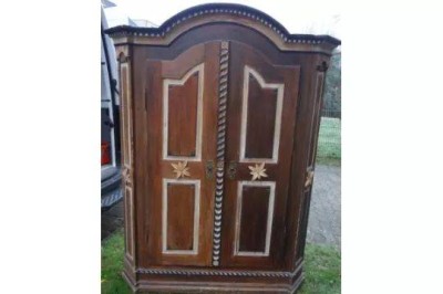 Auktion 374<br>grosser Bauernschrank, Weichholz unter Farbe, Kerbschnitzerei, orig. Schloss und Schlüssel, innen dat. 1884, H-200cm B- ca. 144cm T-ca. 55cm, leicht restaurierungsbedürftig. [1]