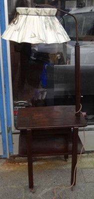 Auktion <br>Lampentisch auf Rollen, um 1940, mit einer Schublade, H-minim. 150 cm,  (Lampe ausziehbar). [1]