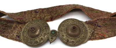 Auktion <br>alter Nomaden-Hochzeitsgürtel aus Stoff mit Metallschliesse, rote und grüne Glassteine, Altersspuren, L-ca. 80 cm, B-6 cm [1]