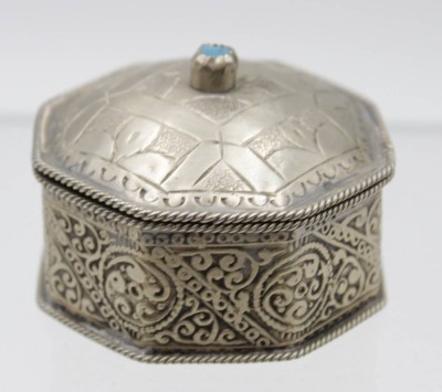 Auktion <br>2x Zierdosen, wohl Indien, silberfarben, 1x emailliert, 1x besetzt mit türkisem Stein, ca. H-4c,m D-6,5cm. [1]