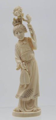 Auktion <br>Figur, China, Dame mit Fächer und Blume, wohl um 1900, Bein, Blume geklebt, ca. H-21cm [1]