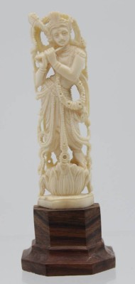 Auktion <br>kl. indische Figur einer Gottheit auf Holzsockel, Bein, älter, ca. H-13cm. [1]