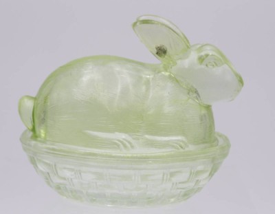Auktion <br>figürliche Dose, Hase, grünes Glas. H-10cm B-12cm. [1]