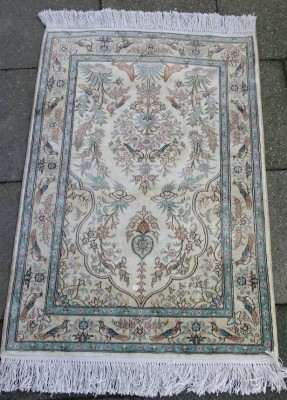 Auktion <br>Seidenteppich, 92x63 cm, eine kl. Druckstelle, ansonsten gut erhalten, wohl Ghom? [1]