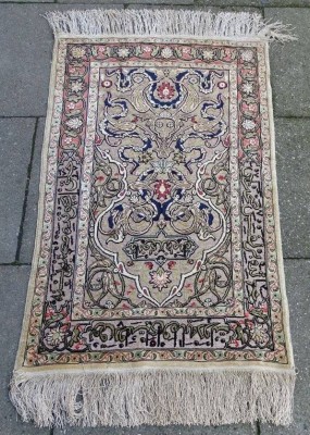 Auktion 343<br>Seiden-Teppich, wohl Iran, arabisch signiert, 52x80 cm [1]
