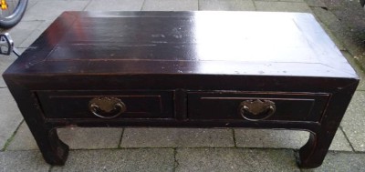 Auktion 372<br>niedriges Tischchen mit 2 Schubladen, wohl Südostasien, H-31 cm, 38x75 cm [1]