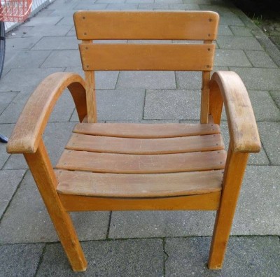 Auktion <br>massiver Kinderstuhl 